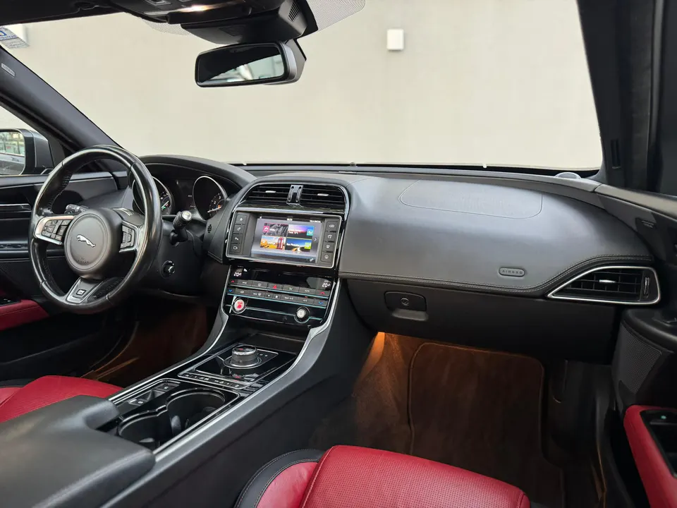 Jaguar XE 2017 — foto 12