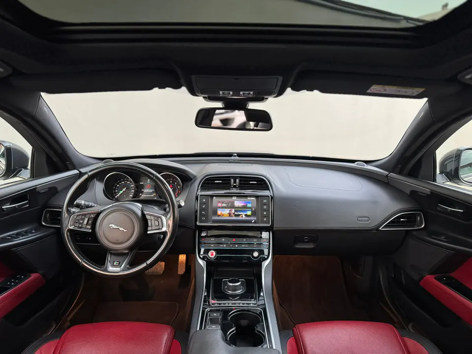 Jaguar XE 2017 — foto 8