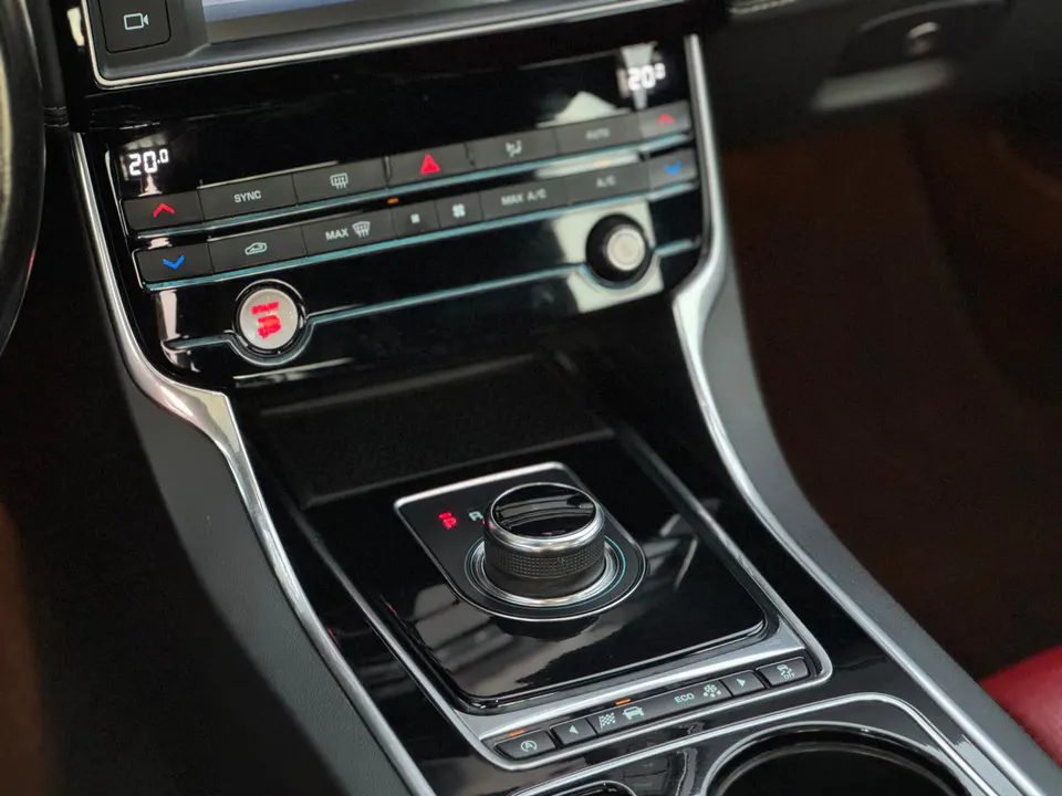 Jaguar XE 2017 — foto 15