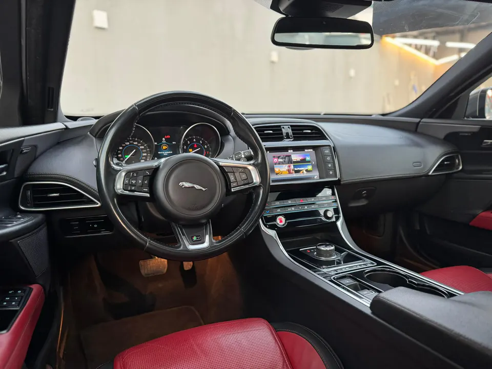 Jaguar XE 2017 — foto 7