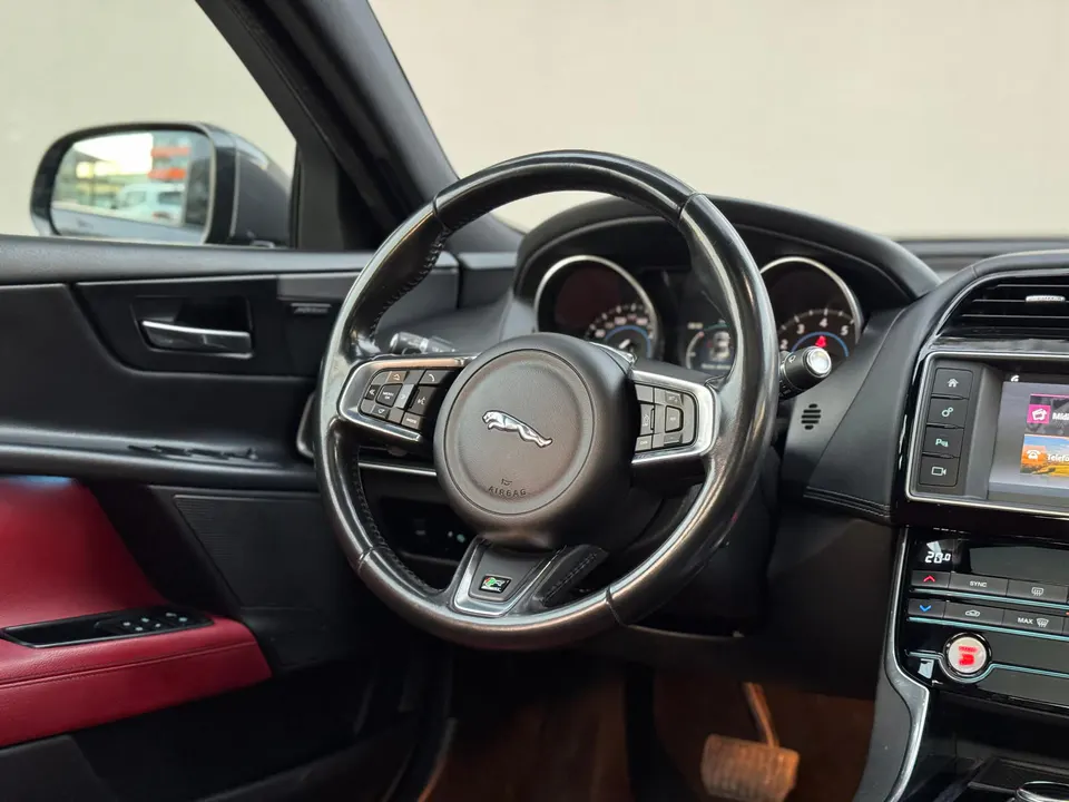 Jaguar XE 2017 — foto 11