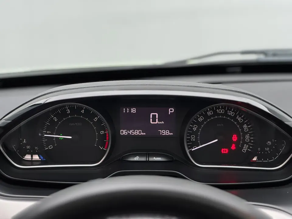 Peugeot 208 2018 — foto 11