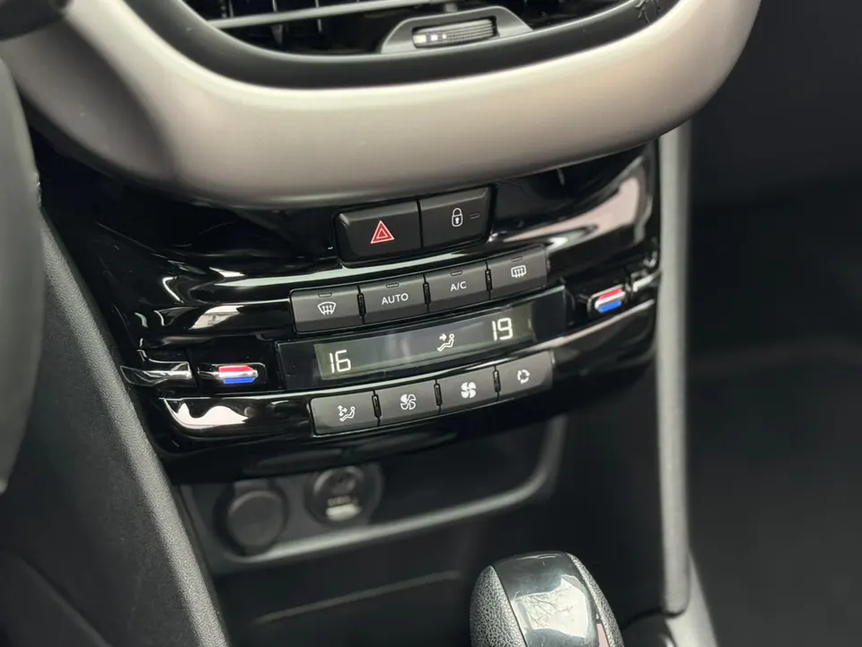 Peugeot 208 2018 — foto 17